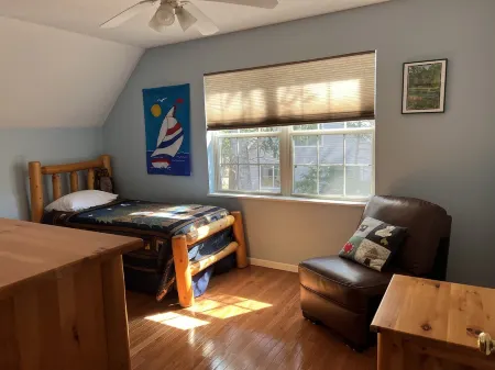 Arbor Pines Egeler - secluded in the woods yet walkable to downtown Glen Arbor! Отели в г. Глен Арбор Тауншип