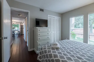 Newly Renovated Lakeview Condo Complex First Floor Oasis! Hotel dekat The Country Club of North Carolina
