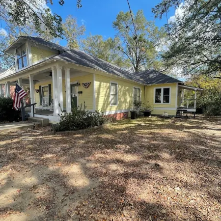 Historic 1-bedroom house with WiFi, washer and dryer.  Short walk to town.