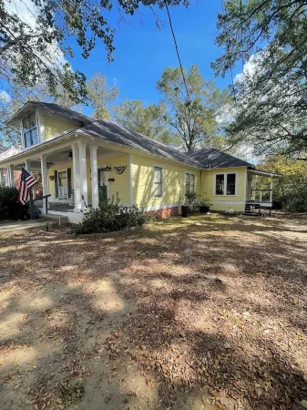 Historic 1-bedroom house with WiFi, washer and dryer.  Short walk to town.