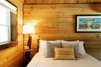 "Stars Hollow" Cozy Mini Cabin Stay - RRG