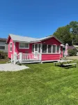 Cardinal Cottage: Cozy Rustic Lakefront Escape at the Pier, Perfect for 5!