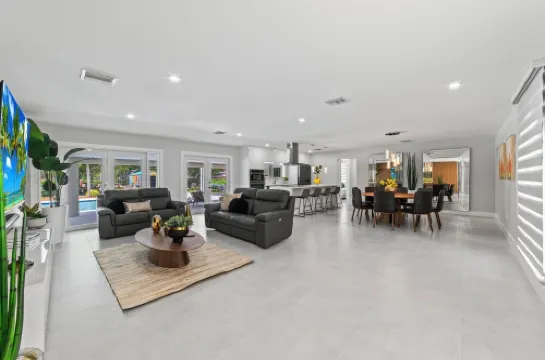 Luxurious Stay / H. Pool, BBQ, Fire Pit & Courts Hotels in Miami Gardens