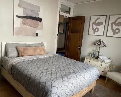 East Side Summer Escape • 3Br Near Lake Michigan, Uwm & Coffee Shops + Garage