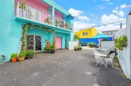 This beautiful 1 bedroom art deco 1500 sq. ft apt has its own private entrance.