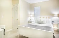 Clean and comfortable with astounding views of Pikes Peak. Hotels near Garden of the Gods