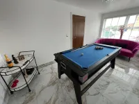 Luxury Birmingham 4 bedroom family home with hot tub, games room and parking