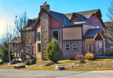 Family getaway, pool, bunk room, private deck, close to lake and Thunder Ridge