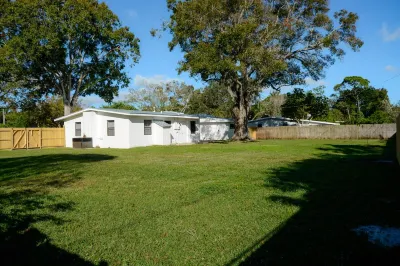 Slow Stay - Centrally located Vero Beach home near town!