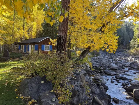 Riverfront Cottage 5 Minutes from Palisades Tahoe 10 minutes to Lake Tahoe Hoteles en Squaw Valley