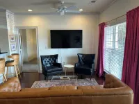 Houndstooth Heaven - half mile from Bryant Denny Stadium Отели в г. Таскалуса