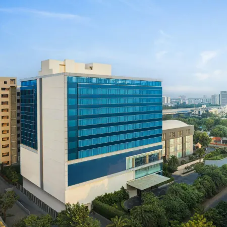 Renaissance Ahmedabad Hotel Отели рядом с достопримечательностью «Торговый центр Alpha One»