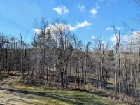 Serene & private getaway 5 min. from EVL. 4 beds, 2.5 baths, sleeps 14, hot tub. Hotels in Mansfield