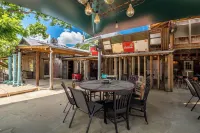 The Taj - A Mini Taj Mahal at Downright Comfort! 컴포트 호텔