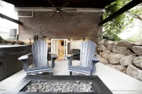 Vacation Bliss! Skier's Dream! Covered Hot Tub/Spa, Fire Pit, Mountain Views.