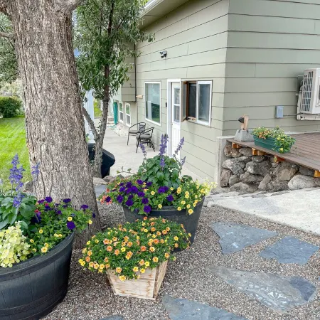 YEAR ROUND, a Cozy Studio for 2, Overlooking the Historic Yellowstone Arch