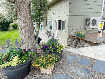 YEAR ROUND, a Cozy Studio for 2, Overlooking the Historic Yellowstone Arch