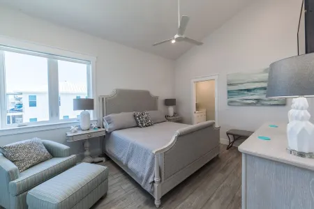 *UPSCALE HOME* GULF FRONT* ELEVATOR* STATE PARK VIEWS*