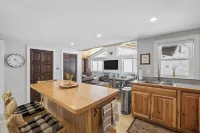 Cozy Private Chalet-Close to Skiing with Hot Tub-Pet Friendly