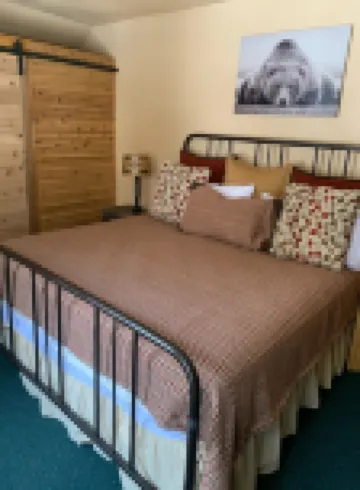 Stunning Newly Remodeled Master Bath Close to Roaring Fork River Super Clean!