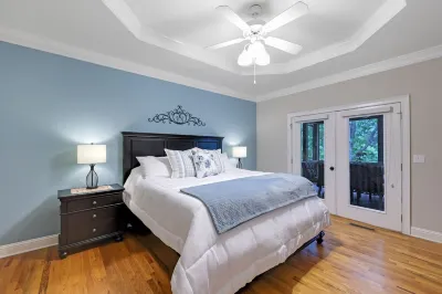 4.9-Star Rated, Stunning 3600 SF House on Golf Course