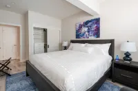 NEW WATER VIEW FAMILY VILLA AC DECK HOTTUB FIREPIT BBQ BACKYARD ONSITE PARKING!!