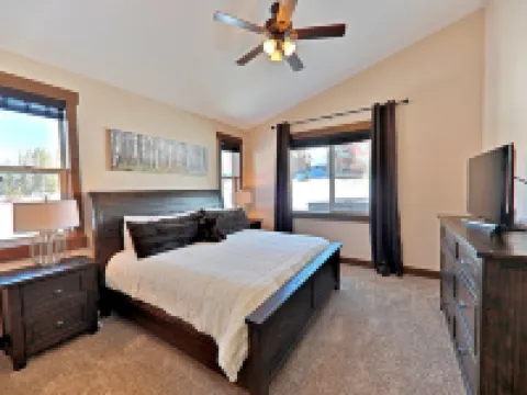 Have Fun/Relax in a Gorgeous Mountain Home, Well Equipped, Great Location フレイザーのホテル