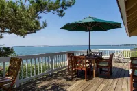 Spectacular Private Waterfront Cottage on Bayside. Panoramic Views. Pet Friendly