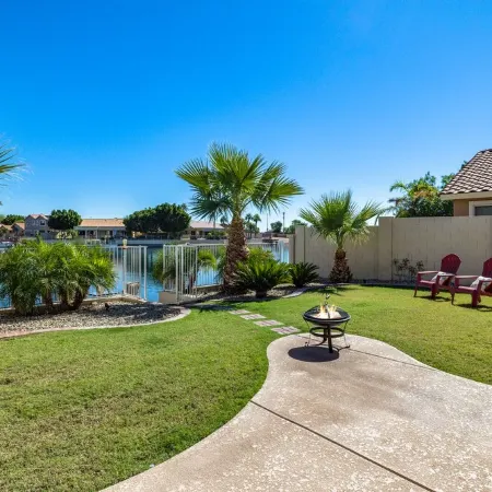 Lake House! Paddleboat, kayaks, fire pit, bikes, fish! fountain&mountain views!