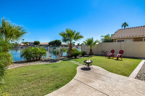 Lake House! Paddleboat, kayaks, fire pit, bikes, fish! fountain&mountain views!