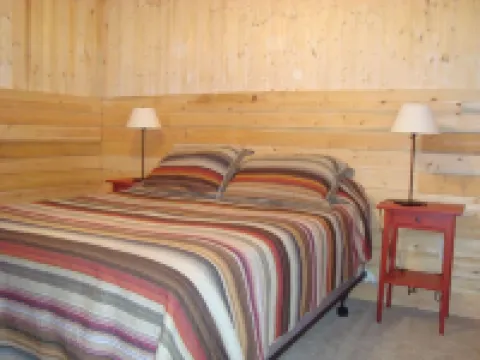 The Blackbear 4 bed log cabin with loft and cathedral ceilings Hotels in Bluestone River