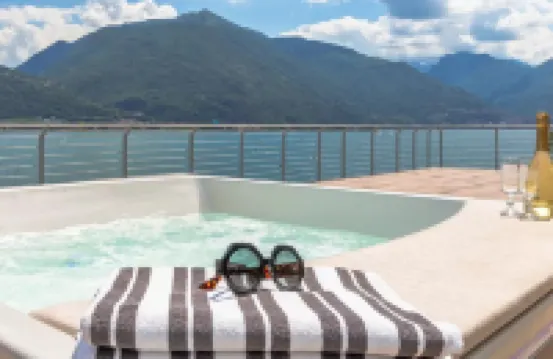 COMO LUXURY WITH PRIVATE LAKE ACCESS AND BREATHTAKING VIEWS