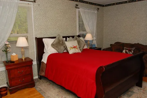 Riverfront Redwood Retreat Nestled in Nature