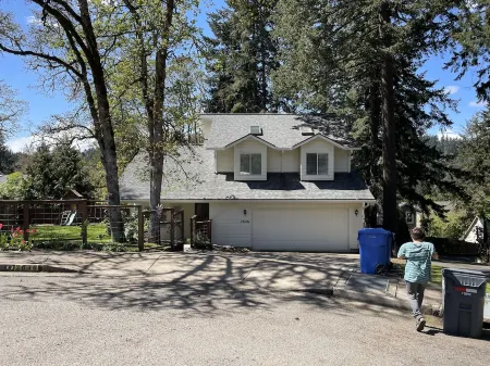 Beautiful, Open, Light Filled Home Close to University of Oregon Campus.