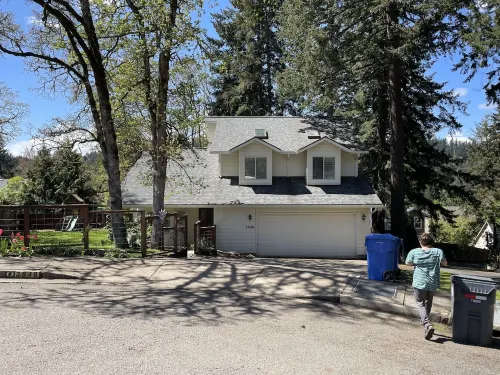 Beautiful, Open, Light Filled Home Close to University of Oregon Campus.