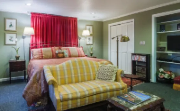 Studio Home, Walk to Downtown Franklin, Pets with Fee, Veteran Owned