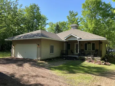 Beachfront 3-bedroom vacation home steps to Lake Superior
