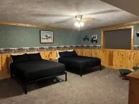 40 Min from Ynp!  18 Beds! New Bedding! Lots of Parking! Hotel a Fremont County