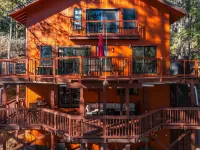 Exquisite Vacation Home with Hot Tub, EV Charger アーノルドのホテル