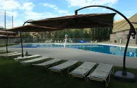 5-Star Craftsman Style Home - Contemporary Decor, Open & Sunny Floor Plan