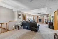 Charming 2-bedroom house in lovely Omaha with AC, WiFi. Hotel a Sarpy County