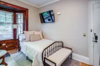 Cozy 1-bedroom Apartment Steps from Park Ave with AC, WiFi
