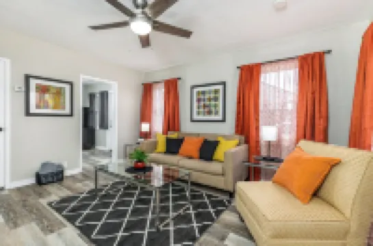 Broadlawn Bungalow - 2BR/1 Bath w pullout