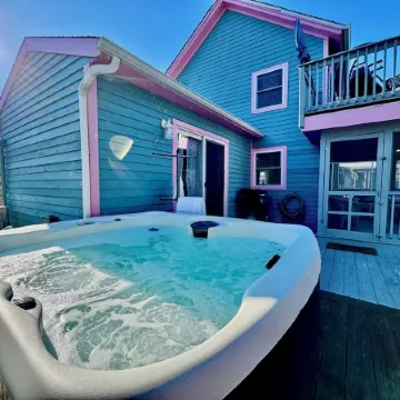 Mermaid & Mare, Downtown Retreat. Hot Tub, Firepit, fenced yard & Pet Friendly!