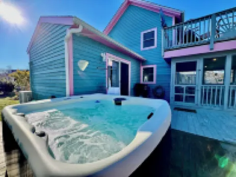 Mermaid & Mare, Downtown Retreat. Hot Tub, Firepit, fenced yard & Pet Friendly!