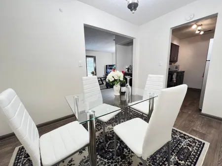 Entire cozy 2-bedroom Guest House in Atlanta Отели рядом с достопримечательностью «Azalea Park Boardwalk, Roswell»