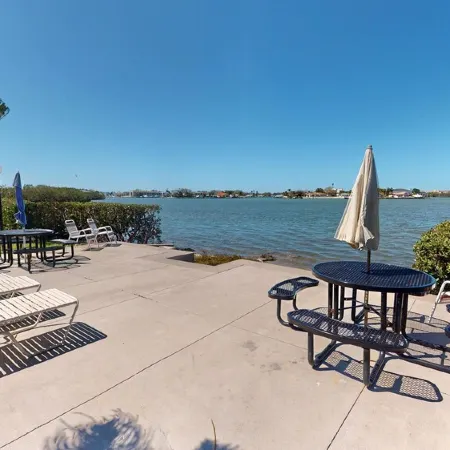 Beautifully Updated 2 Bed / 1 Bath on Intercoastal