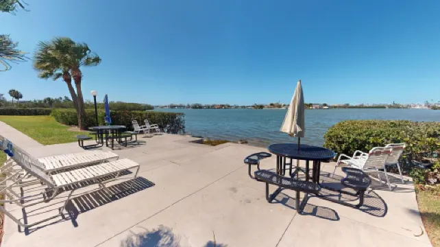 Beautifully Updated 2 Bed / 1 Bath on Intercoastal