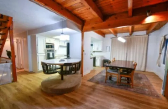 Cozy and Artistic Space with a library and a Floating Net