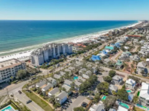 Beachside Breeze Cottage~Location! Crystal Beach, Destin~Steps to Beach & Pool